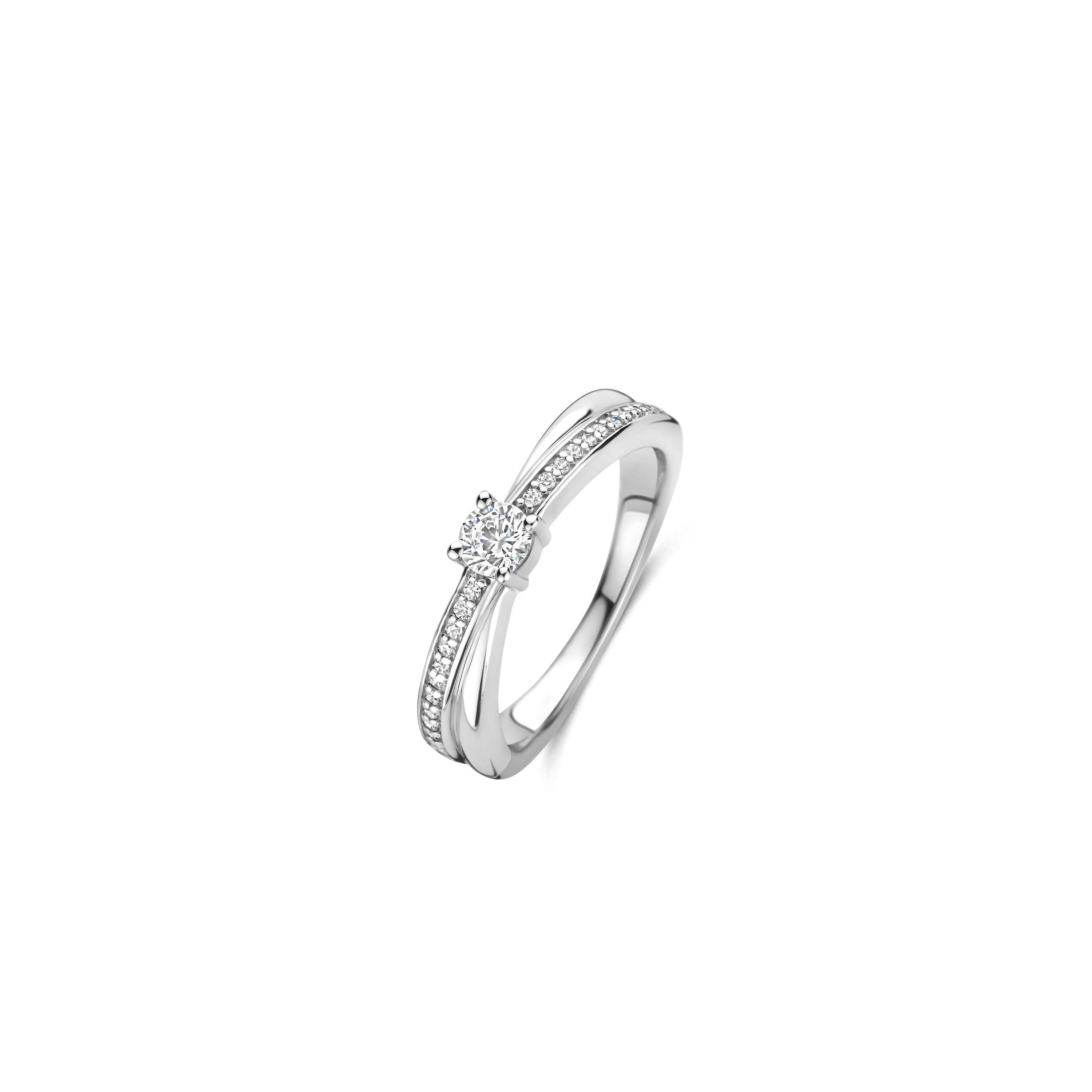 Laat je betoveren door de tijdloze schoonheid van deze TI SENTO pav� zilveren ring 12374. Ontworpen met twee verstrengelde banden, symboliseert dit stuk eenheid en verfijning. E�n band is voorzien van een stralende pav� van witte zirkonia stenen, terwijl de andere schittert met glad, gepolijst zilver verguld met stralend platina.

Dit harmonieuze ontwerp viert de perfecte balans tussen schittering en eenvoud, waardoor het een veelzijdig accessoire is voor elke gelegenheid. Of je nu een speciale mijlpaal viert of een vleugje elegantie toevoegt aan je dagelijkse stijl, deze ring is een moeiteloos statement van verfijning.

Zoals alle TI SENTO sieraden, is deze ring hypoallergeen en vervaardigd met de beste materialen om blijvende schoonheid en comfort te garanderen.