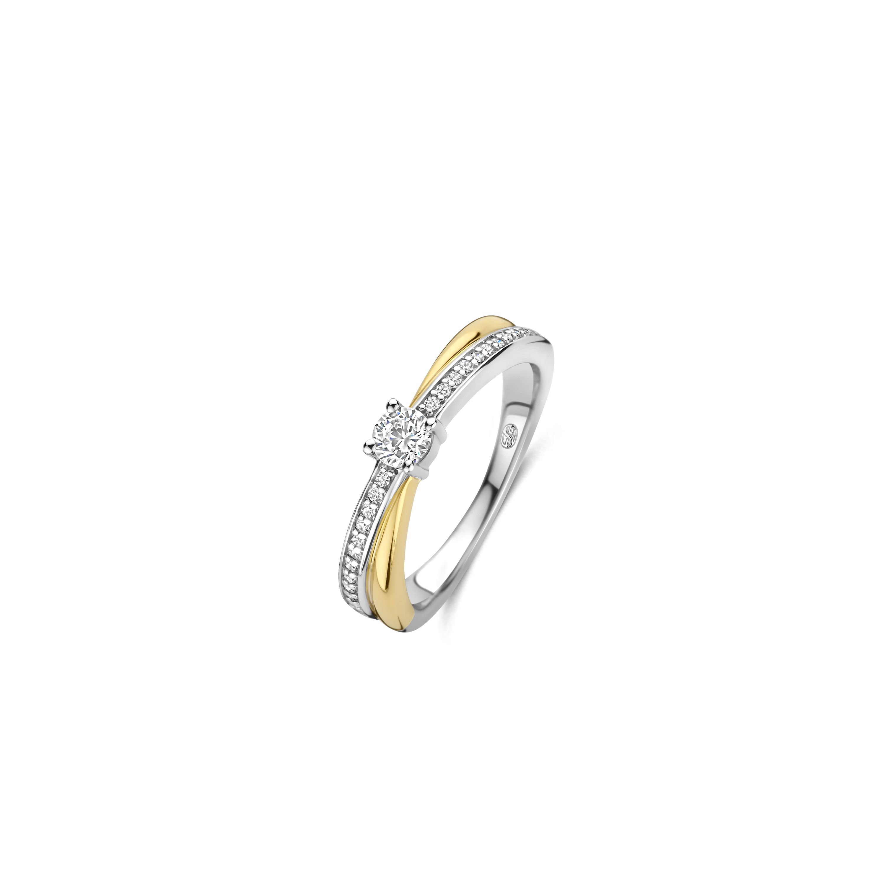 Ervaar het betoverende samenspel van licht en schaduw met deze TI SENTO goudkleurige ring 12374ZY. Dit verfijnde stuk, vervaardigd uit 925 zilver, heeft twee verstrengelde banden: ��n goud gekleurd, de andere schitterend met een fonkelende pav� van witte zirkonia. In het hart van dit betoverende ontwerp wordt een briljante zirkonia getoond in een delicate prongzetting, die het licht vangt en een vleugje tijdloze elegantie toevoegt. Draag deze ring solo voor een opvallend statement of combineer het met andere TI SENTO sieraden om een unieke persoonlijke stijl te cre�ren. Zorgvuldig vervaardigd voor de gevoelige huid, deze nikkelvrije en hypoallergene ring garandeert langdurig comfort en kwaliteit.