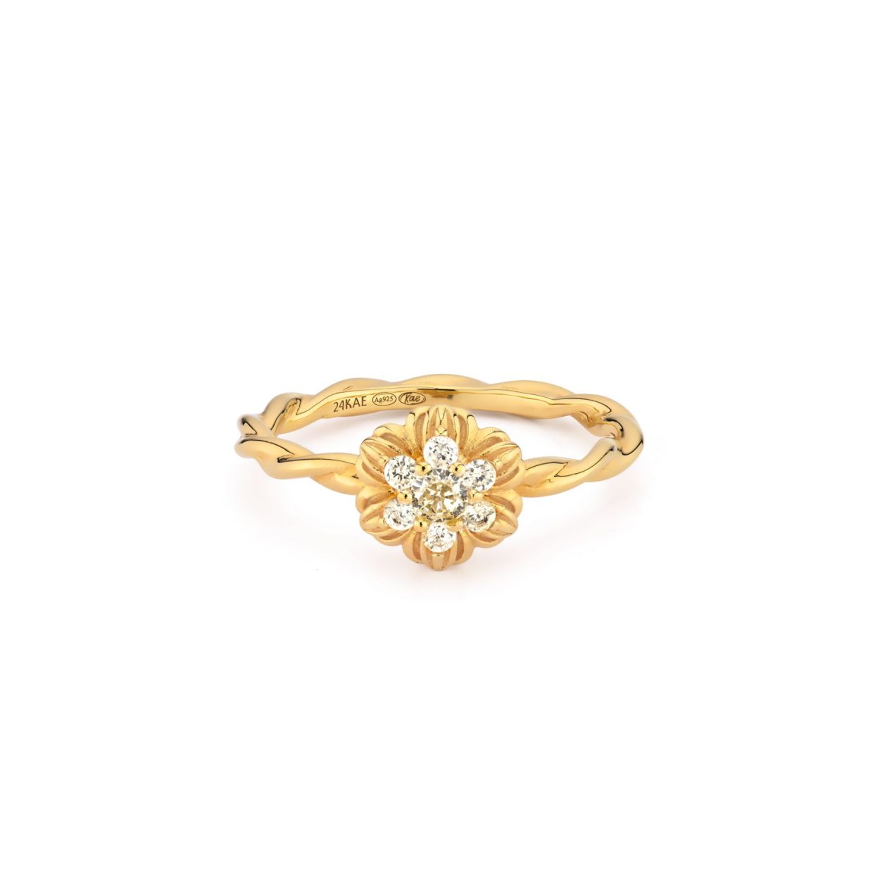 Deze bloemvormige ring met gedraaide band is een echte klassieker. De ring is gemaakt van 925 sterling zilver en verguld met 18K goud. Elk 24Kae sieraad is met liefde en oog voor detail ontworpen door Kae Sutherland.