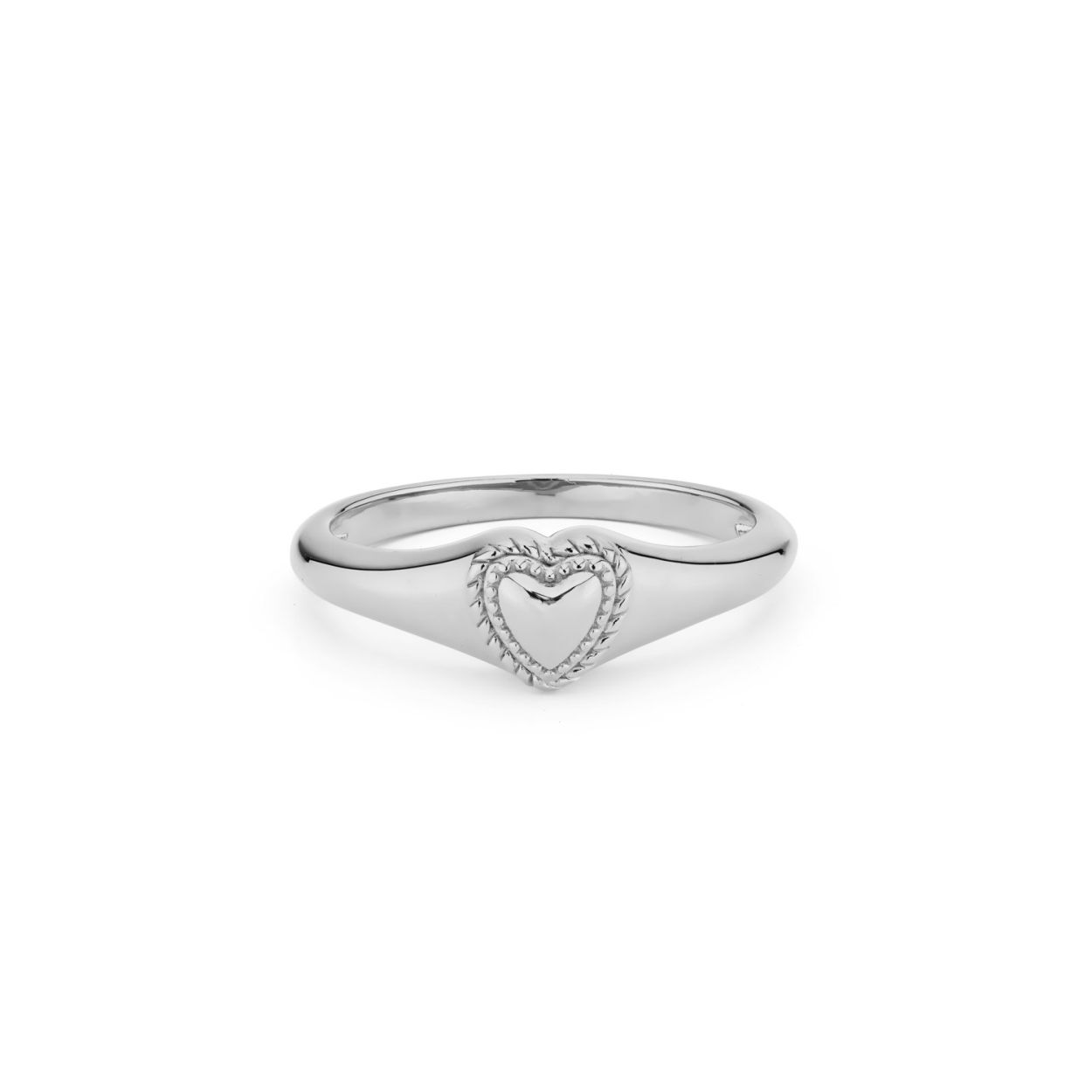 Hartjes zul je altijd blijven zien in de collectie van 24Kae. Deze vintage look ring is de perfecte tijdloze ring voor in je sieraden collectie. De ring is gemaakt van 925 Sterling zilver gerodineerd. Elk 24Kae sieraad is met liefde en oog voor detail ontworpen door Kae Sutherland.