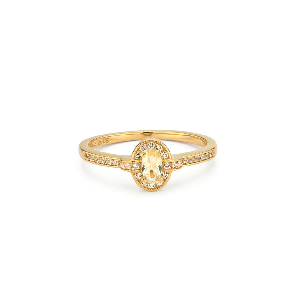 Een klassieke ring met ovale steen en een band ook afgewerkt met steentjes is een echte eyecatcher. Perfect te combineren met andere ringen uit de 24Kae collectie. De ring is gemaakt van 925 sterling zilver en verguld met 18K goud. Elk 24Kae sieraad is met liefde en oog voor detail ontworpen door Kae Sutherland.