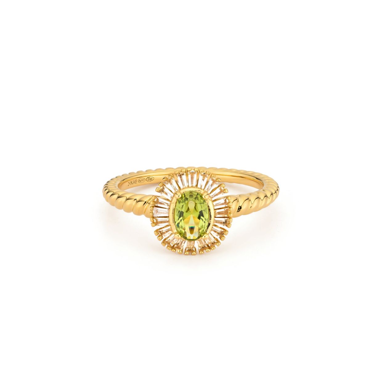 Een echte eyecatcher! Deze prachtige statement ring bevat een ovale groene steen en is omringt met witte steentjes. De ring is afgewerkt met een gedraaide band. De ring is gemaakt van 925 sterling zilver en verguld met 18K goud. Elk 24Kae sieraad is met liefde en oog voor detail ontworpen door Kae Sutherland.
