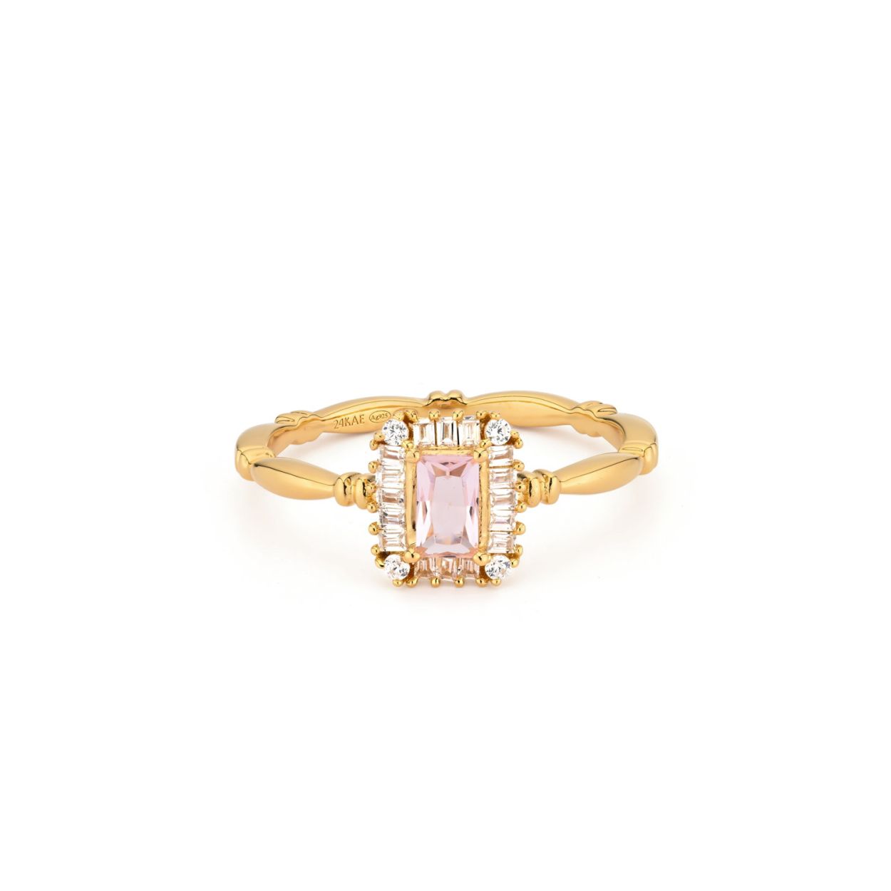 Een echte eyecatcher! Deze prachtige vintage-look statement ring heeft een rechthoekige roze steen, en is omringt met kleine witte steentjes. De ring is gemaakt van 925 sterling zilver en verguld met 18K goud. Elk 24Kae sieraad is met liefde en oog voor detail ontworpen door Kae Sutherland.