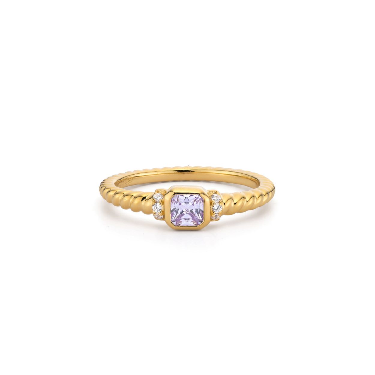 Deze prachtige ring heeft een vierkante steen met aan beide kanten drie steentjes. De band van de ring heeft een touw structuur dat zorgt voor een speels effect. Alle 24Kae sieraden zijn met liefde en oog voor detail ontworpen door Kae Sutherland. Iedere 24Kae ring wordt gekenmerkt door haar echtheid door middel van een 24Kae gravering. Details: - Breedte band: 1.7 mm - Dikte band: 3.2 mm - Afmetingen steen: 5.2 mm Materialen - 925 Sterling zilver, voorzien van een 14k gouden laagje - Cubic zirkonia stenen