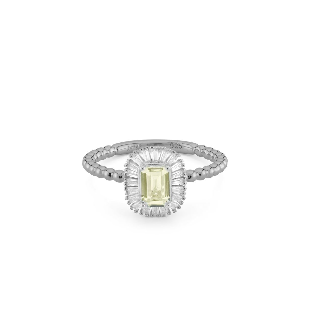 Zilver lovers opgelet! Onze bestseller uit de SS22 collectie is nu ook verkrijgbaar in het zilver! De ring heeft een rechthoekige groene middensteen en kleine witte steentjes aan de zijkant. De ring is gemaakt van 925 sterling zilver gerodineerd. Elk 24Kae sieraad is met liefde en oog voor detail ontworpen door Kae Sutherland.