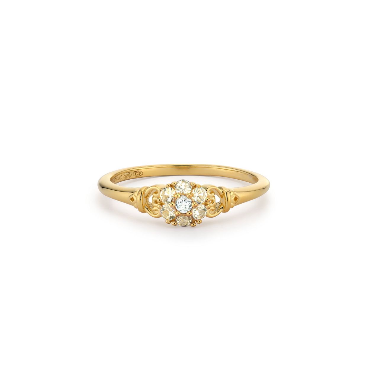 Deze klassieke 24Kae ring is voorzien van een bloemetje gevuld met kleursteen. Aan beide kanten vind je een hartvormig detail. De ring heeft een gladde band. Elk sieraad van 24Kae is met liefde en oog voor detail ontworpen door Kae Sutherland. Elke 24Kae-ring heeft een gravure van het 24Kae-merk. Details: - Breedte band: 1.5 mm - Dikte band: 1.3 mm - Afmetingen bloem: 6 mm Materialen - 925 Sterling zilver, voorzien van een 14k gouden laagje - Cubic zirkonia stenen