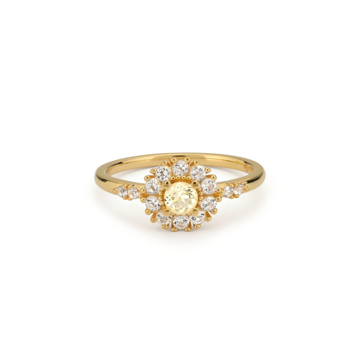 Prachtige hartvormige ring gevuld met kleursteen. Aan beide kanten van de bloem zitten nog twee kleine kleurstenen. De ring heeft een gladde band. Alle 24Kae sieraden zijn met liefde en oog voor detail ontworpen door Kae Sutherland. Dus vergeet ook niet om ze met liefde te behandelen. Iedere ring wordt gekenmerkt door haar echtheid door middel van een 24Kae gravering. Details: - Breedte band: 1.5 mm - Dikte band: 1.2 mm - Afmetingen steen: 5.2 mm Materialen - 925 Sterling zilver - Cubic zirkonia stenen
