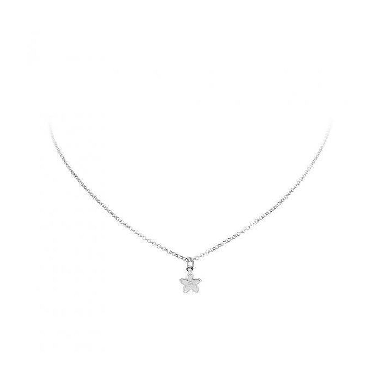 De zilveren ketting is een verfijnd sieraad dat subtiel elke outfit complimenteert. Gemaakt van hoogwaardig zilver in een kortere lengte. 