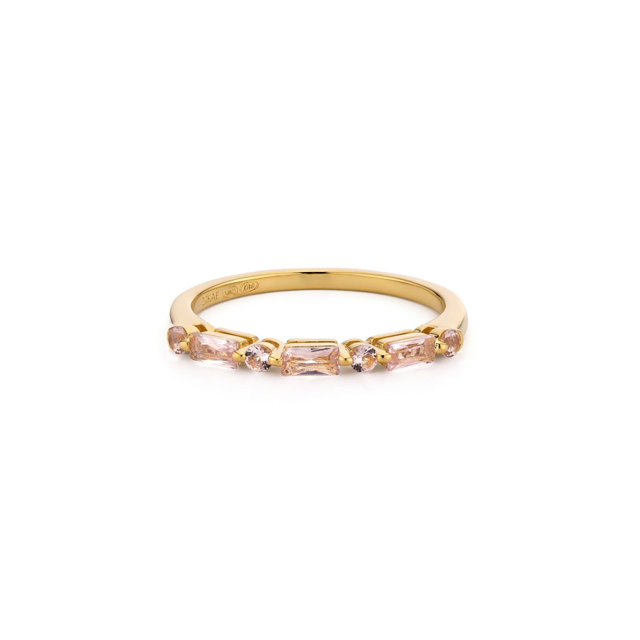 Deze prachtige 24Kae ring heeft drie grotere kleurstenen en vier kleine kleurstenen op rij. Combineer deze ring met een van onze stapelringen voor een complete look! Elk sieraad van 24Kae is met liefde en oog voor detail ontworpen door Kae Sutherland. Elke 24Kae-ring heeft een gravure van het 24Kae-merk. Details: - Breedte band: 1.6 mm - Dikte band: 1.2 mm - Afmetingen grote steen: 4 x 2 mm - Afmetingen kleine steen: - 2 mm Materialen - 925 Sterling zilver, voorzien van een 14k gouden laagje - Cubic zirkonia stenen