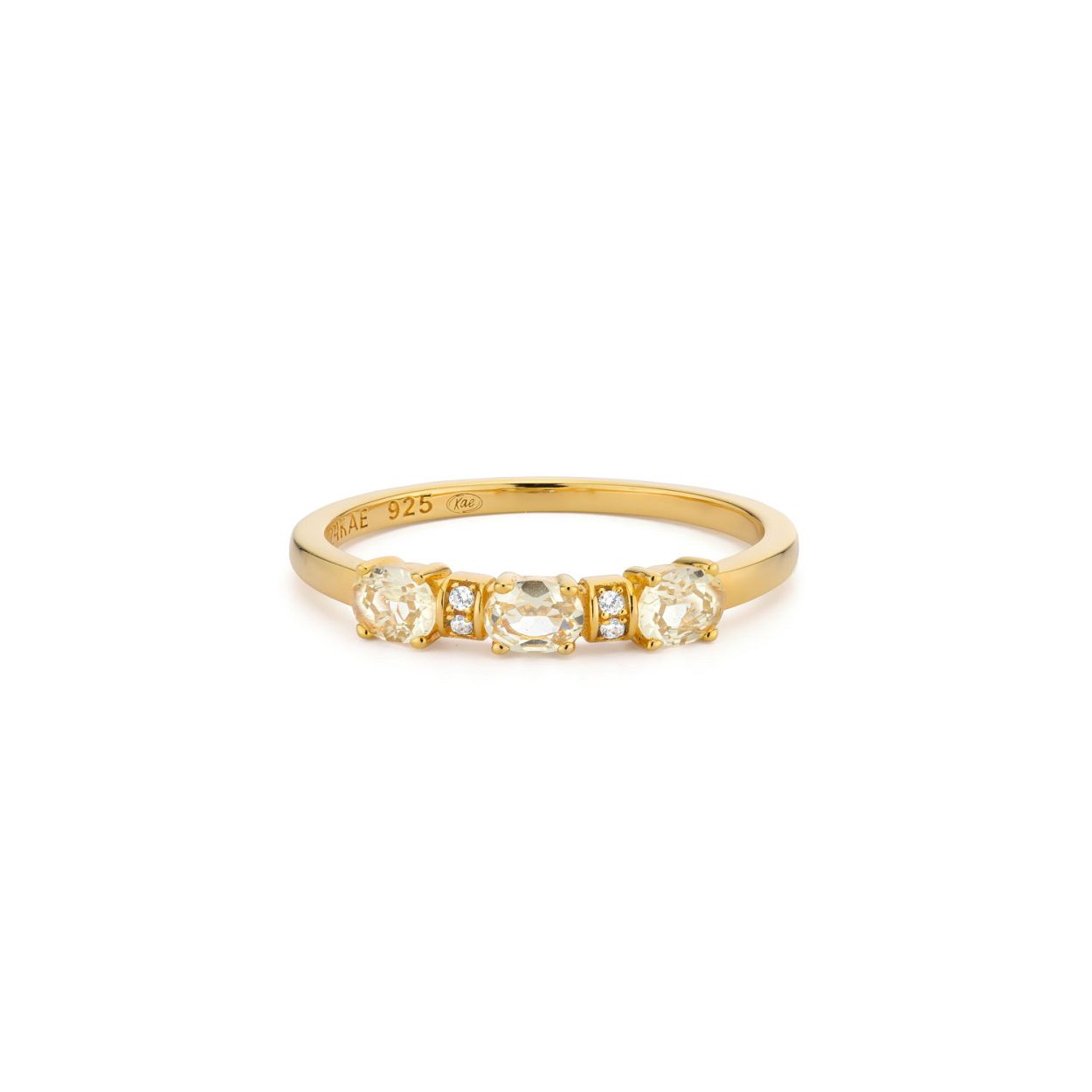 Deze klassieke ring is voorzien van 3 grotere stenen met 4 kleine steentjes ertussen. Een perfecte ring om te combineren met een van onze stapelringen voor een complete look. Elk sieraad van 24Kae is met liefde en oog voor detail ontworpen door Kae Sutherland. Elke 24Kae ring heeft een gravure van het 24Kae merk. Details: - Breedte band: 1 mm - Afmetingen grote stenen: 4.4 x 3 mm - Afmetingen kleine stenen: 1.2 mm - Materialen: - 925 Sterling zilver - Cubic zirkonia steentjes