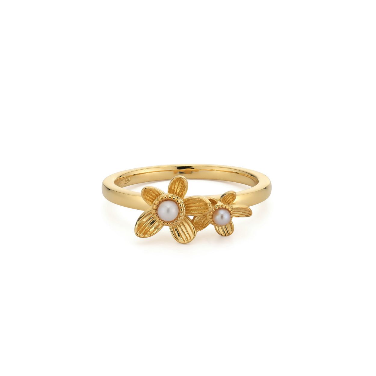 De bloemenfamilie! Deze ring heeft een gladde band met twee bloemen met in het midden een parel. Combineer deze ring met de bijpassende ketting, oorbellen en armband! Alle sieraden van 24Kae worden met liefde en oog voor detail ontworpen door Kae Sutherland. Elke 24Kae ring kenmerkt zich door zijn authenticiteit door middel van een 24Kae gravure. Details: - Dikte band: 1,4 mm - Breedte band: 1,9 mm - Maten bloemen: 14 x 8 mm Materialen: - 925 Sterling zilver, voorzien van een 14k gouden laagje - Parels