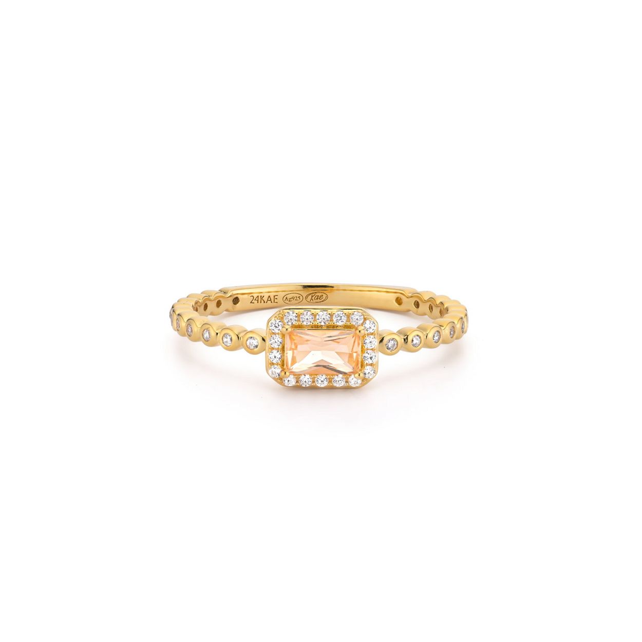 Deze prachtige ring heeft een cirkelvormige structuur met licht roze steentjes. Daarbij is de ring voorzien van een lichtroze rechthoekige steen omringd door kleine zirkonia steentjes. Elk sieraad van 24Kae is met liefde en oog voor detail ontworpen door Kae Sutherland. Elke 24Kae-ring heeft een gravure van het 24Kae-merk. Details: - Dikte band: 1.4 mm - Breedte band: 1.6 mm - Afmetingen steen: - 5 x 3 mm Materials: - 925 Sterling zilver, voorzien van een 14k gouden laagje - Cubic zirkonia steentjes
