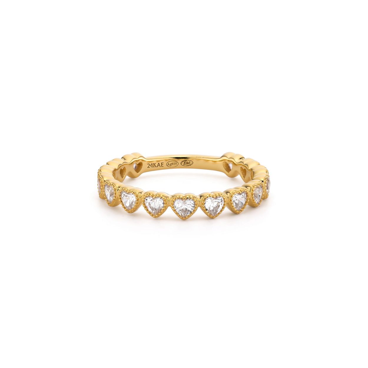 Speciaal voor Moederdag hebben we deze ring ontworpen! De ring heeft een hartvormige band met witte steentjes voor een romantische uitstraling. Hoe leuk om cadeau te geven voor moederdag! Alle sieraden van 24Kae worden door Kae Sutherland met liefde en oog voor detail ontworpen. Vergeet ze dus ook niet met liefde te behandelen. Elke ring wordt gekenmerkt door zijn authenticiteit door middel van een 24Kae-gravure. Details: - Breedte band: 3 mm - Dikte band 1.5 mm - Afmetingen hartjes: 3.5 x 3 mm Materialen: - 925 Sterling zilver, voorzien van een 14k gouden laagje - Cubic zirkonia steentjes