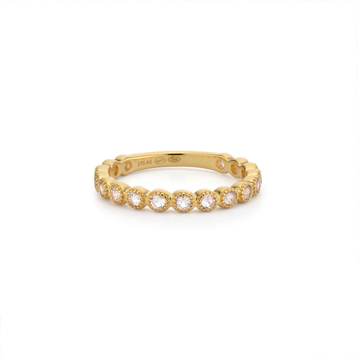Deze ring is voorzien van lichtroze ronde steentjes. Perfect te combineren met de bijbehorende armband en oorbellen. Dit sieraad is geschikt voor elke gelegenheid! Alle sieraden van 24Kae zijn met liefde en oog voor detail ontworpen door Kae Sutherland. Elke 24Kae armband heeft het authentieke kenmerk van een handgemaakte bedel met gravure. Details: - Breedte band: 2.5 mm - Dikte band: 1.7 mm Materialen: - 925 Sterling zilver, voorzien van een 14k gouden laagje - Cubic zirkonia steentjes
