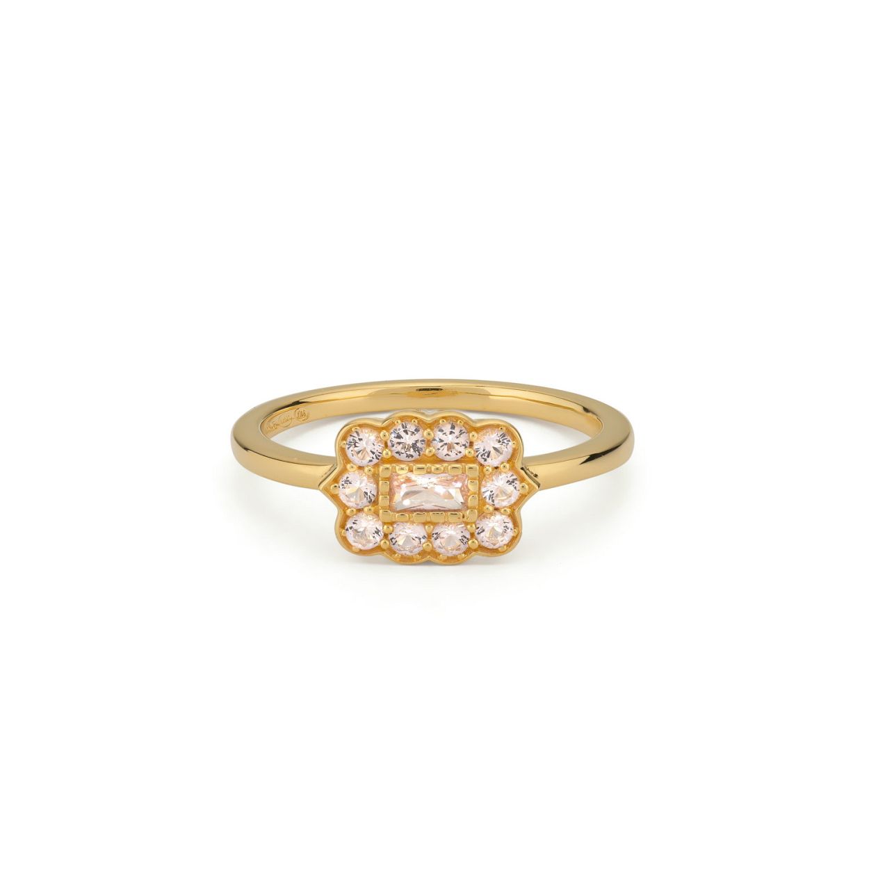 Deze ring is voorzien van licht roze stenen. In het midden bevind zich een rechthoekige steen met daaromheen ronde steentjes. Met deze ring voel je je wellicht een beetje een princes! Alle sieraden van 24Kae zijn met liefde en oog voor detail ontworpen door Kae Sutherland. Elke 24Kae armband heeft het authentieke kenmerk van een handgemaakte bedel met gravure. Details: - Dikte band: 1.5 mm - Grote steen: 4.5 x 2.5 mm Kleine stenen: 10 x 2 mm Materialen: - 925 Sterling zilver, voorzien van een 14k gouden laagje - Cubic zirkonia steentjes