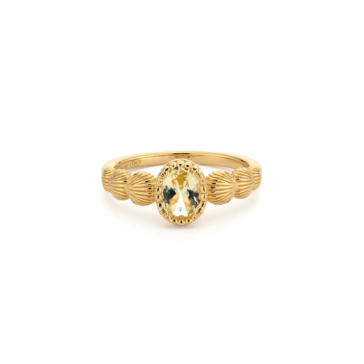 Deze ring is voor de helft voorzien van schelpen op de band. Deze lopen van klein naar groot. In het midden van deze schelpen zit een prachtige kleursteen. Elk sieraad van 24Kae is met liefde en oog voor detail ontworpen door Kae Sutherland. Elke 24Kae-ring heeft een gravure van het 24Kae-merk. Details: - Breedte band: 1.7 mm - Dikte band: 1.2 mm Materialen: - 925 Sterling zilver, voorzien van een 14k gouden laagje - Cubic zirkonia steentjes