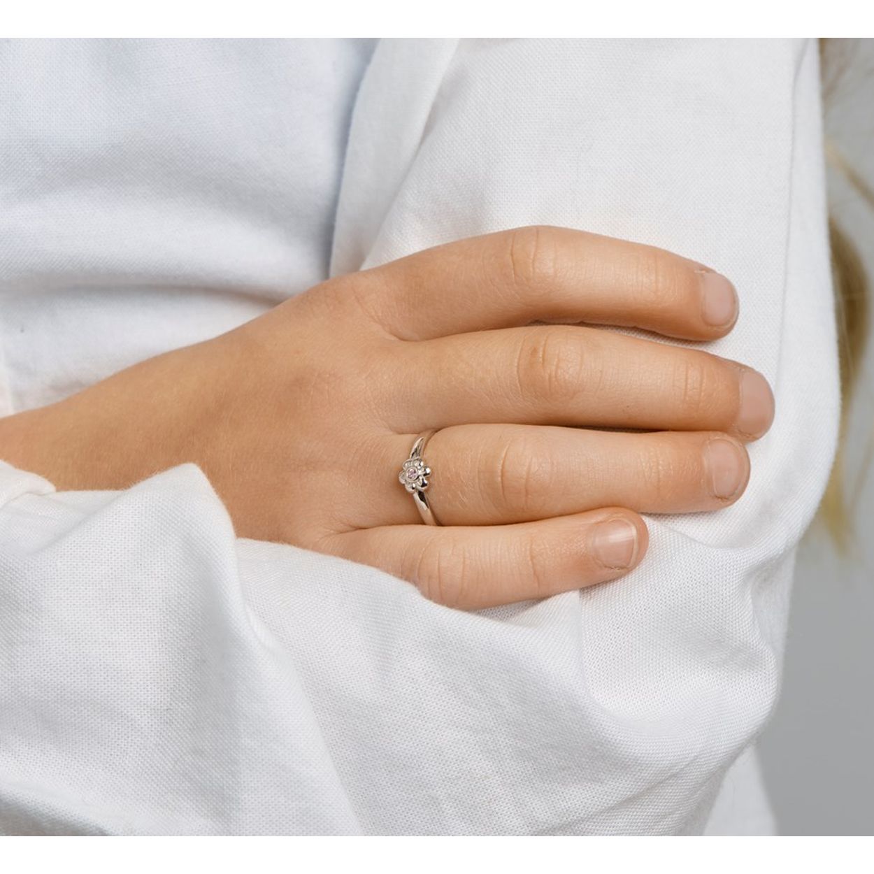 Gerhodineerd 925 zilveren ring uitgevoerd met een bloem en een schitterende roze zirkonia. De ring heeft een breedte van 5.5mm.
