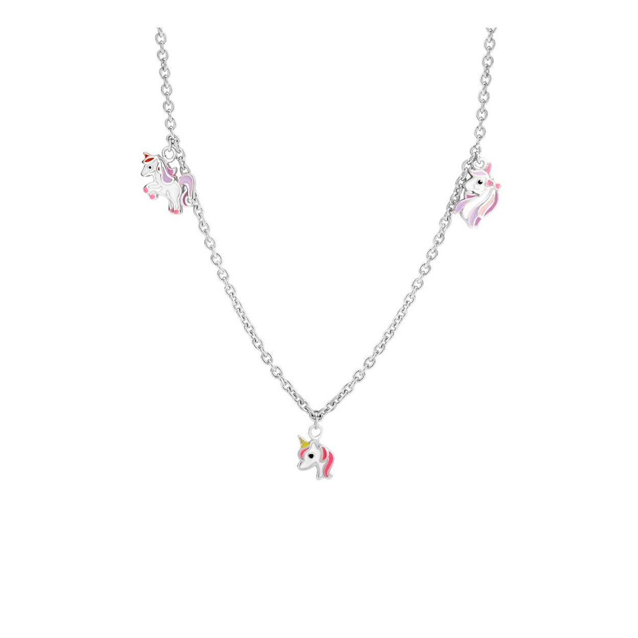 Gerhodineerd 925 zilveren anker collier uitgevoerd met drie verschillende hangers in de vorm van een eenhoorn en een stevige karabijn sluiting. Het collier heeft een draaglengte van 36cm met een extensie van 4cm. De hangers hebben een afmeting van 10.5x9mm, 9x6.5mm en 11x7mm.