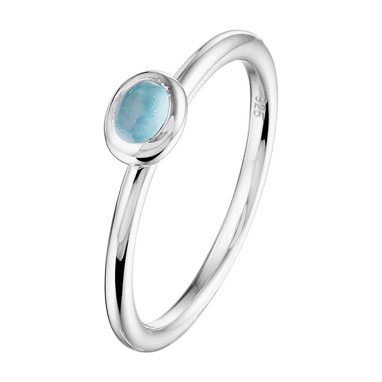 Gerhodineerd 925 zilveren aanschuifring uitgevoerd met een schitterende blauw topaas. De ring heeft een breedte van 4.5mm.