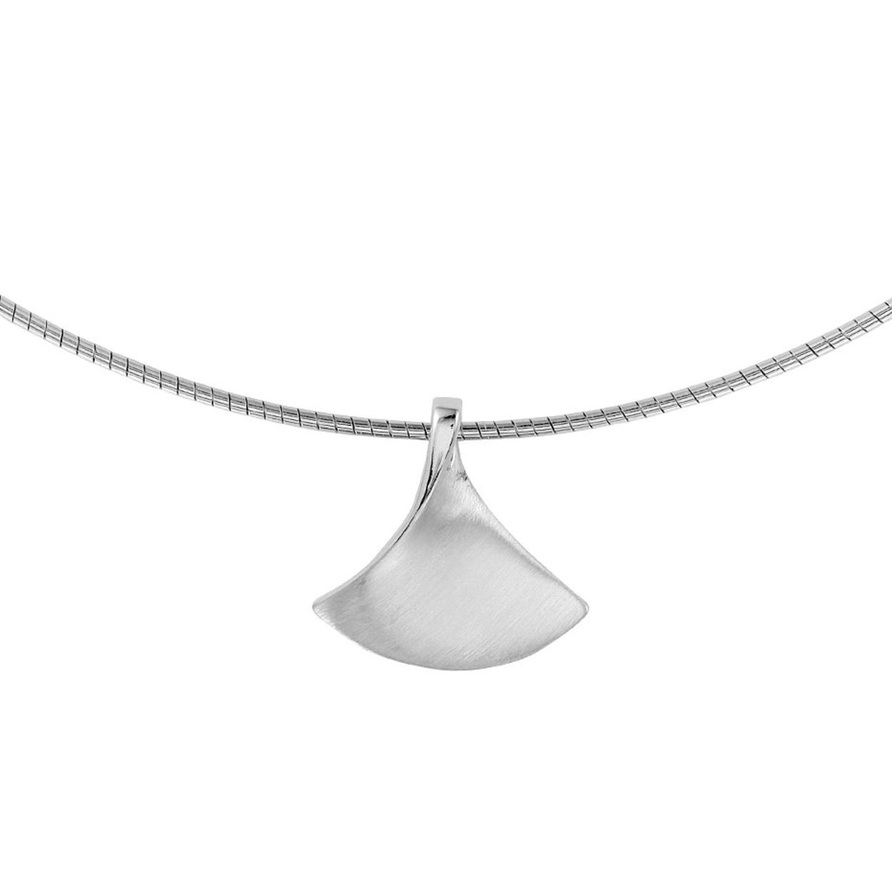 Gerhodineerd zilveren omega collier uitgevoerd met een poli/mat afgewerkte hanger en een karabijn sluiting. Het collier heeft een draaglengte van 42cm en een extensie van 3cm. Info: Gerhodineerd zilver is door de rhodiumlaag beter bestand tegen verkleuren en krassen.