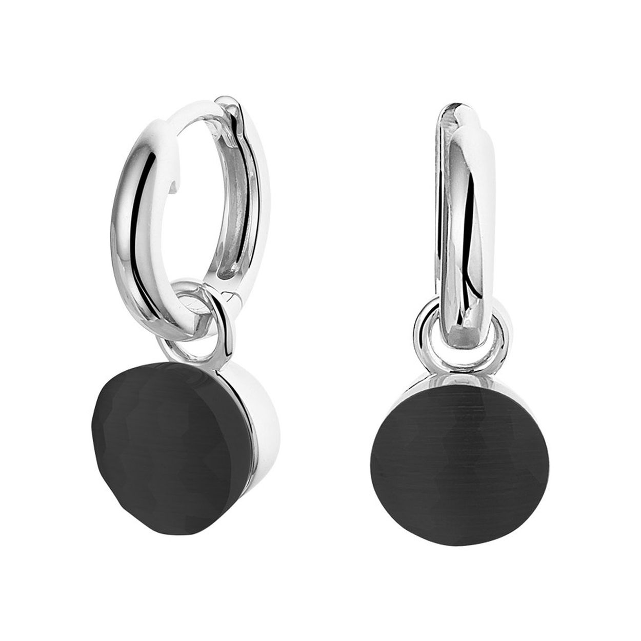 Gerhodineerd zilveren oorringen met scharnier uitgevoerd met een zwart cat's eye steen. De oorringen hebben een totale hoogte van 22mm.