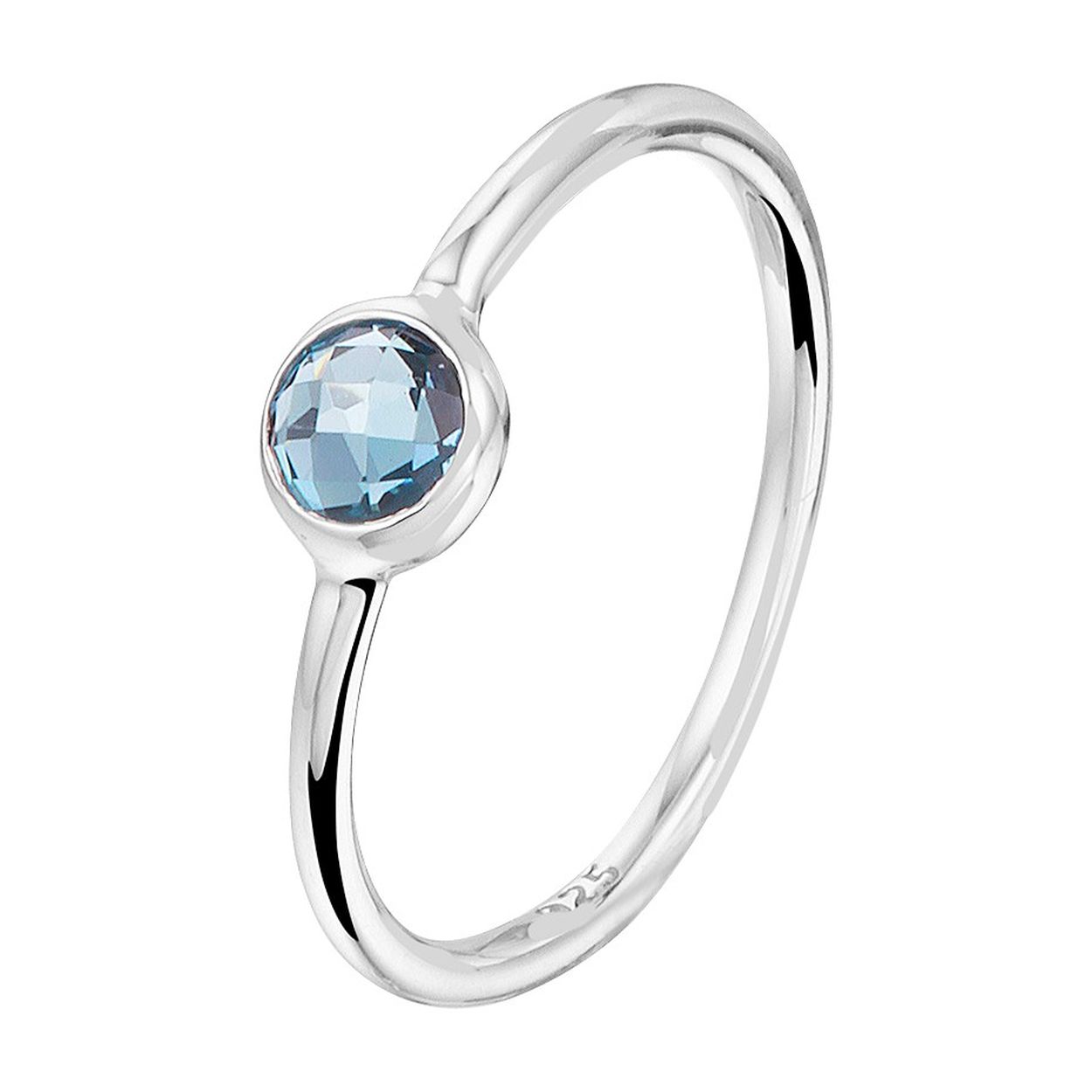 Stijlvolle gerhodineerd 925 zilveren ring uitgevoerd met een schitterende London blue topaas. De ring heeft een breedte van 5mm.