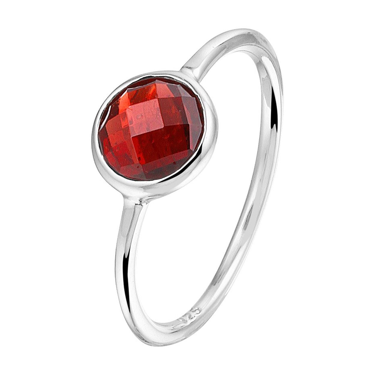 Stijlvolle gerhodineerd 925 zilveren ring uitgevoerd met een schitterende granaat. De ring heeft een breedte van 7mm.
