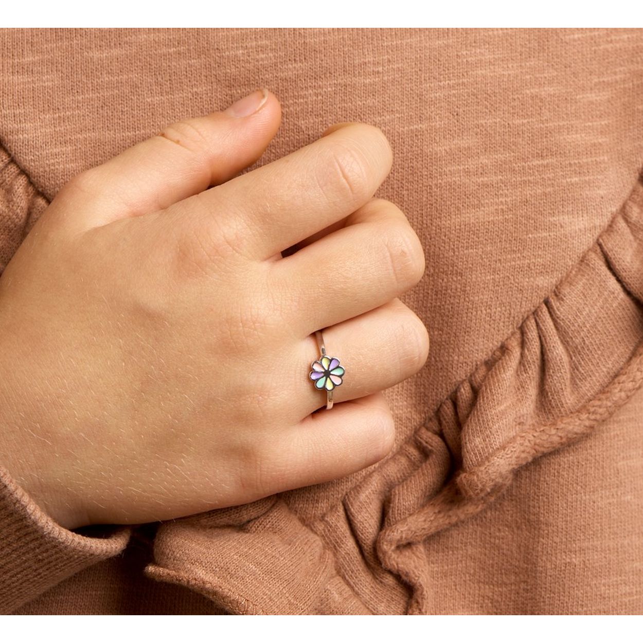 De Ring Gekleurde Bloem is een unieke sieraad met modelnummer 1332049. Gemaakt van rhodium plated materiaal, schittert het in een prachtige gele kleur. Het heeft een gewicht van 0,95 gram, een breedte van 7,5 mm en is maat 46. Geniet van de glanzende afwerking door deze elegante ring solo te dragen voor een verfijnde look.