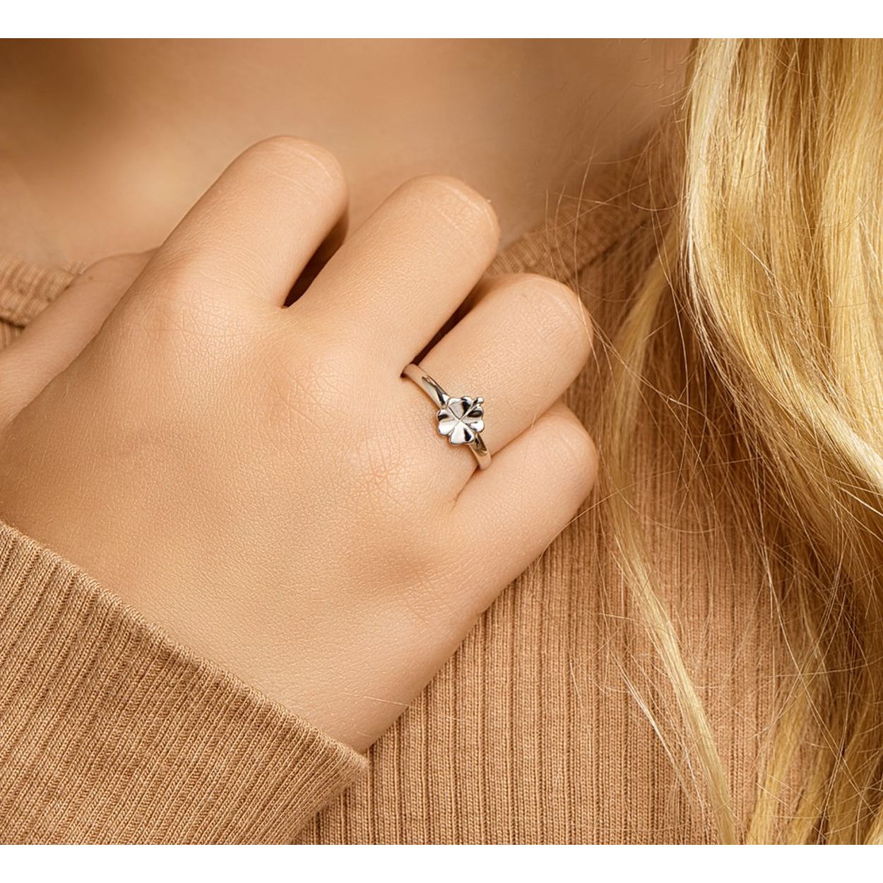 Gerhodineerd 925 zilveren ring uitgevoerd met een klavertje. De ring heeft een breedte van 6.5mm.