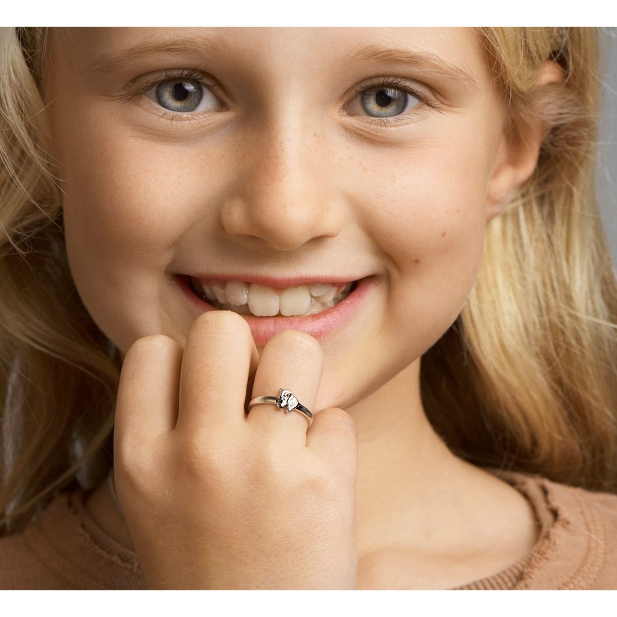 Gerhodineerd 925 zilveren ring uitgevoerd met een paardenhoofd. De ring heeft een breedte van 6mm.