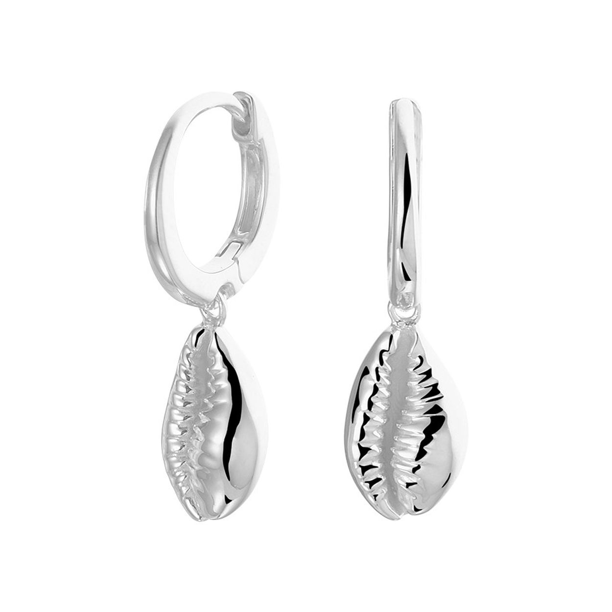 Gerhodineerd 925 zilveren oorringen uitgevoerd met een hanger in de vorm van een schelp. De oorhangers hebben een totale hoogte van 2.6cm en een breedte van 7.8mm.