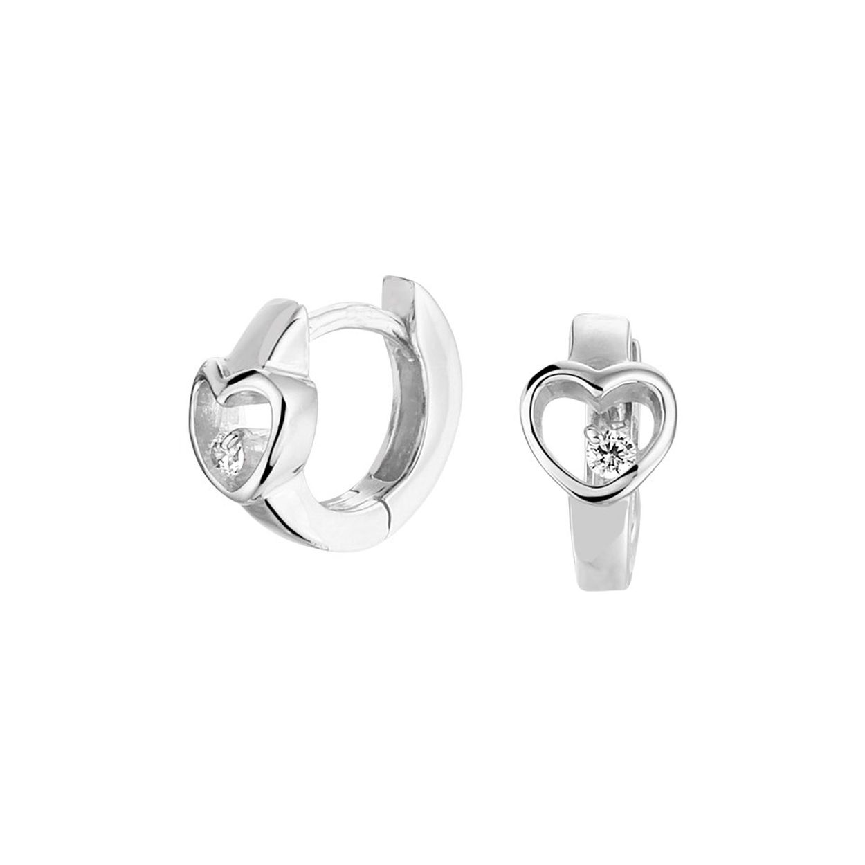 Creolen Zirkonia Hart, modelnummer 1332215, zijn elegante oorbellen van gerhodineerd zilver met een gewicht van 1.55 g. De briljant geslepen transparante zirkonia's geven een prachtige glans. Met een hoogte, breedte en diameter van elk 10.5 mm, zijn deze stijlvolle creolen perfect voor zowel dagelijks gebruik als speciale gelegenheden. Draag ze om een vleugje verfijning aan je look toe te voegen.