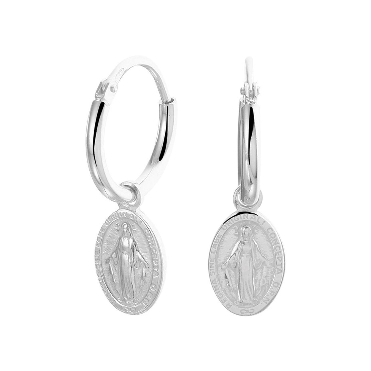 Gerhodineerd 925 zilveren oorringen uitgevoerd met een dubbelzijdige scapulier hanger. De oorringen hebben een diameter van 13.5mm. De hanger heeft een afmeting van 13x7.5mm.