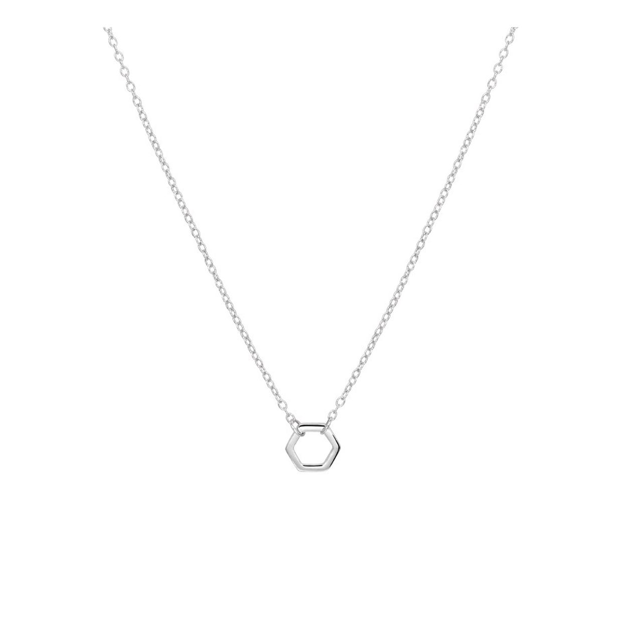 Gerhodineerd 925 zilveren collier uitgevoerd met een zeshoek. Het collier heeft draaglengtes van 40, 42 en 44cm. De zeshoek heeft een afmeting van 7x8mm.