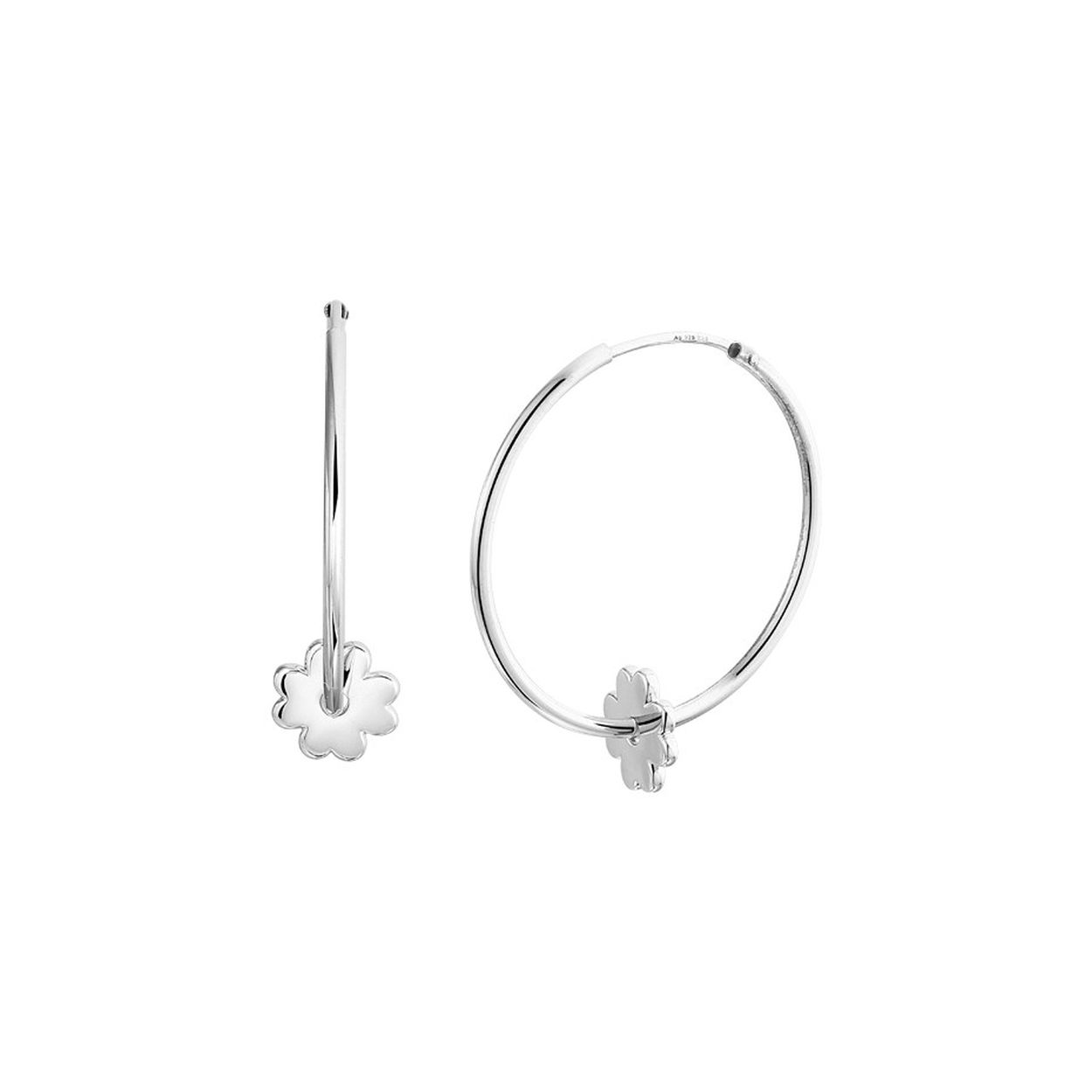 Gerhodineerd 925 zilveren oorringen uitgevoerd met een klavertje. De oorringen hebben een diameter van 32mm. Het klavertje heeft een diameter van 8.8mm.