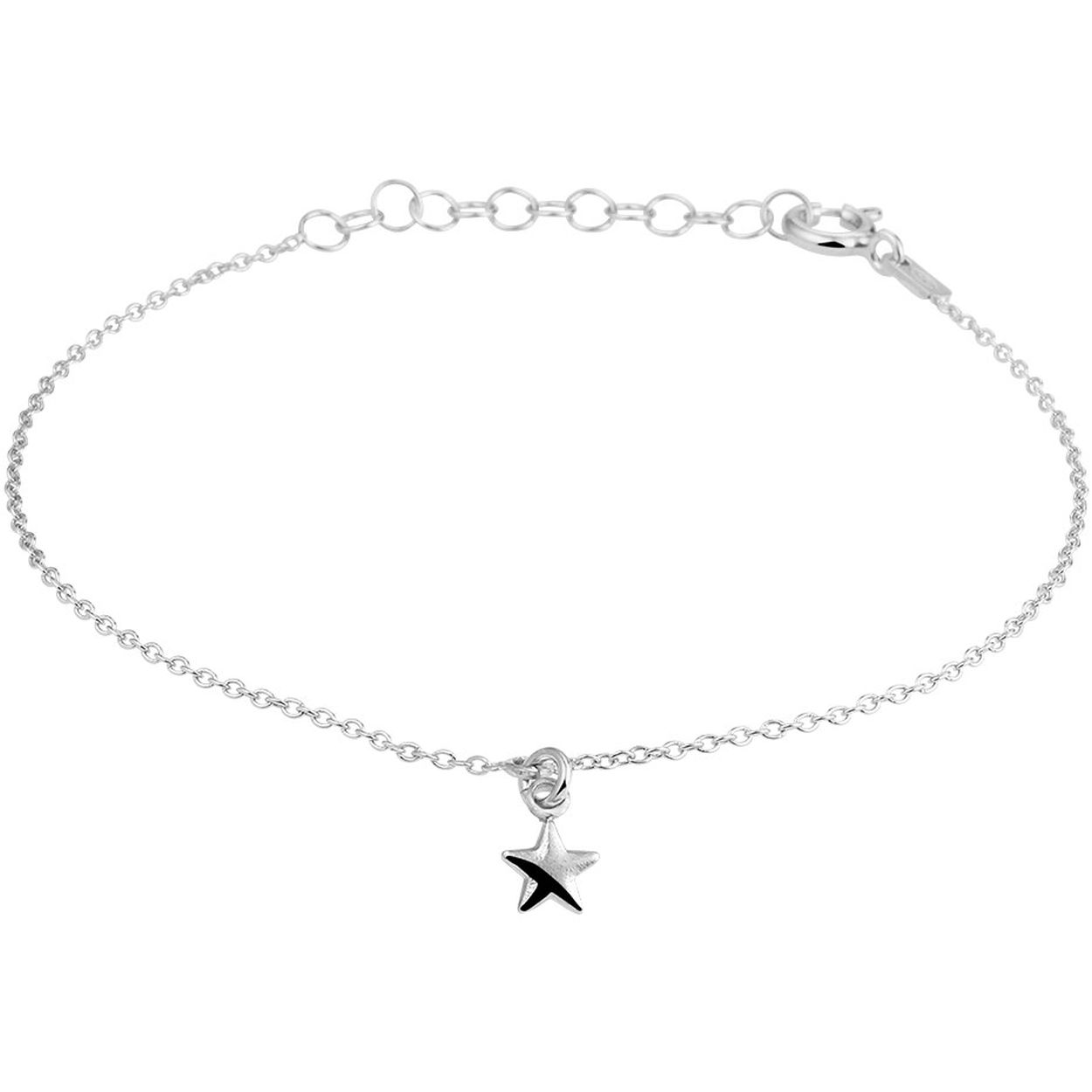 Gerhodineerd 925 zilveren armband uitgevoerd met een hangertje in de vorm van een ster. De armband heeft een draaglengte van 16cm met een extensie van 3cm. Het hangertje heeft een afmeting van 7.5x5.5mm.