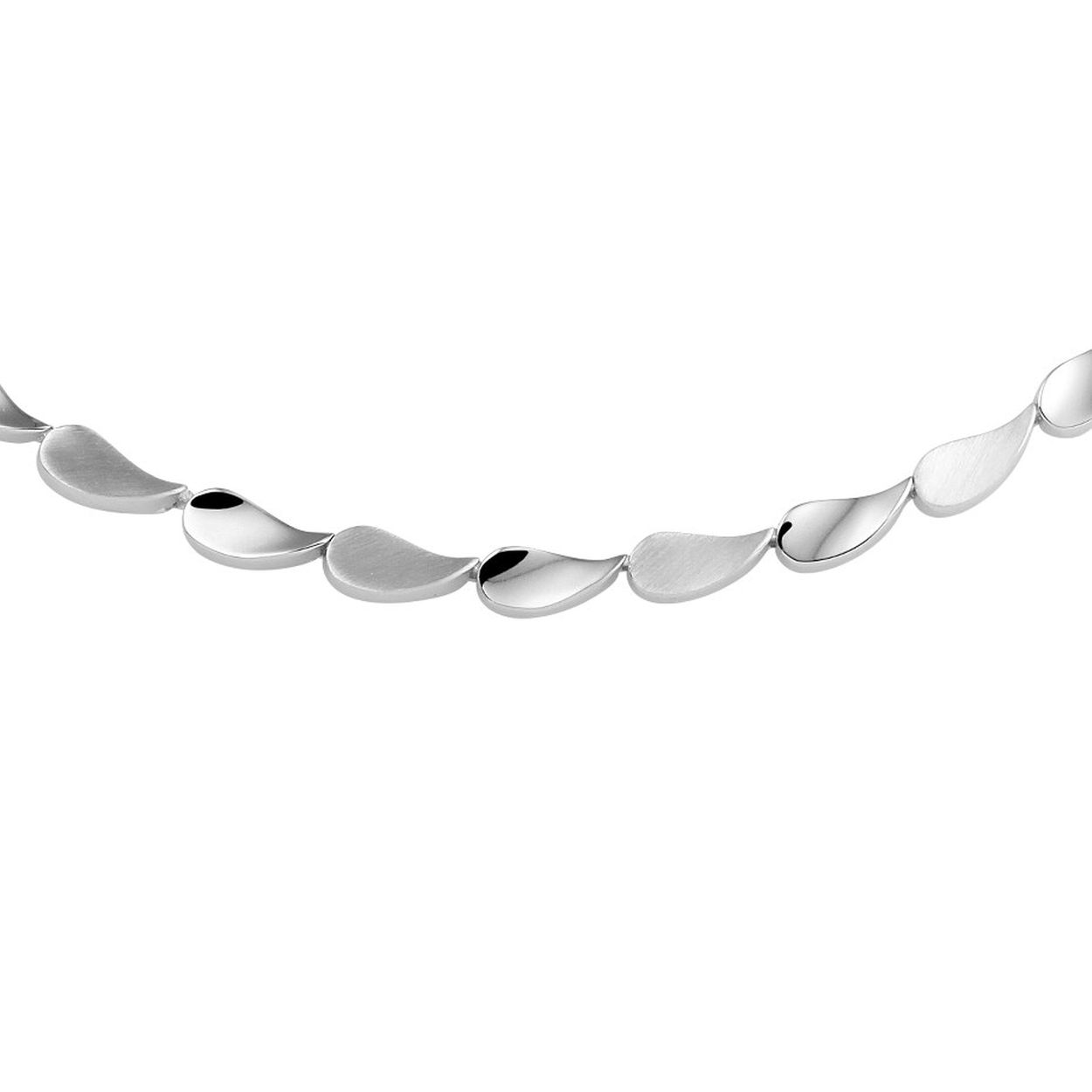 Gerhodineerd 925 zilveren collier uitgevoerd met een stevige karabijn sluiting. Het collier heeft een poli/matte afwerking en een draaglengte van 45cm.