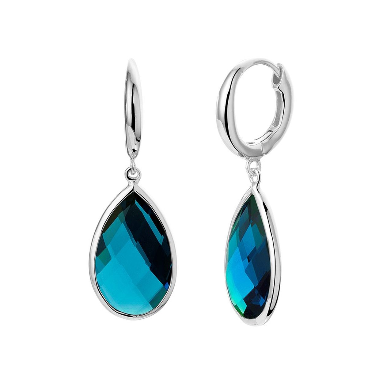 Gerhodineerd 925 zilveren oorringen uitgevoerd met een hanger in druppelvorm met daarin een schitterende synthetisch blauw topaas. De oorringen hebben een totale hoogte van 3cm en een breedte van 12.5mm.