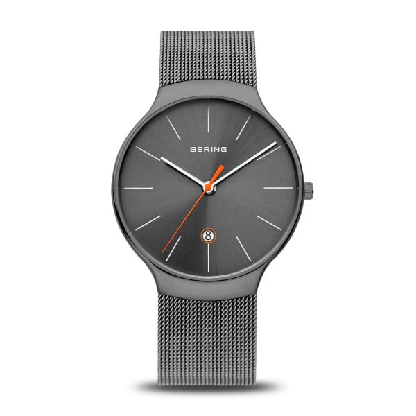  Klassiek, puristisch en toch spannend. Perfect stijlvol samen met contemporain  minimalisme. De CLASSIC-COLLECTIE is geinspireerd op Deens design en staat voor unieke horloges die je dagelijkse stijl perfect accentueren.    Zeer hard kristalhelder en krasvast saffierglas zorgt dat de prachtige wijzerplaat duidelijk zichtbaar is.