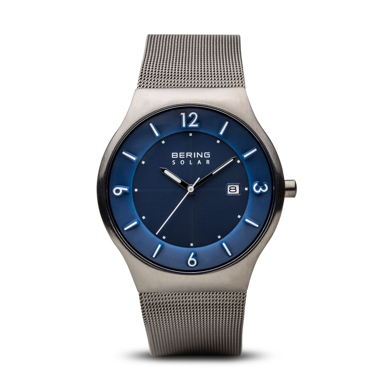 Dit prachtige horloge van Bering werkt op zonnenenergie en wordt gedragen door heren