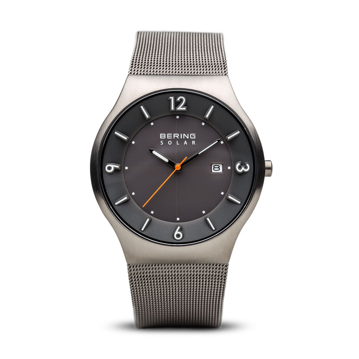 Dit prachtige horloge van Bering werkt op zonnenenergie en wordt gedragen door heren