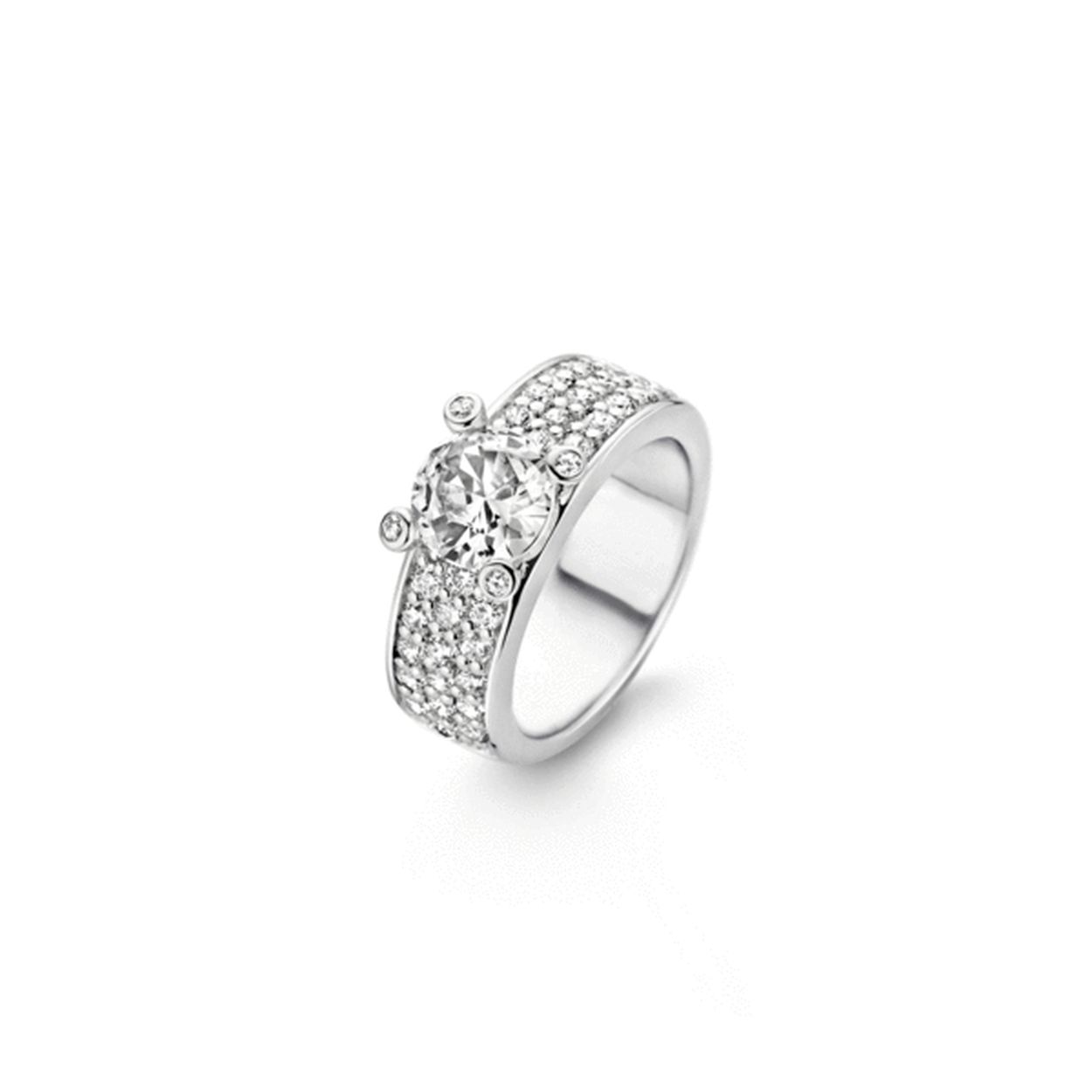Met deze schitterende ring van TI SENTO - Milano maak je een fashion statement. De grote zirkonia is briljant geslepen en gezet met pootjes waar eveneens kristallen in zijn verwerkt als extra detail. De gerhodineerd sterling zilveren ring heeft een band bestaande uit 3 rijen met pav� gezette kristallen alle geslepen in briljant slijpsel om in balans te blijven met de grote zirkonia.