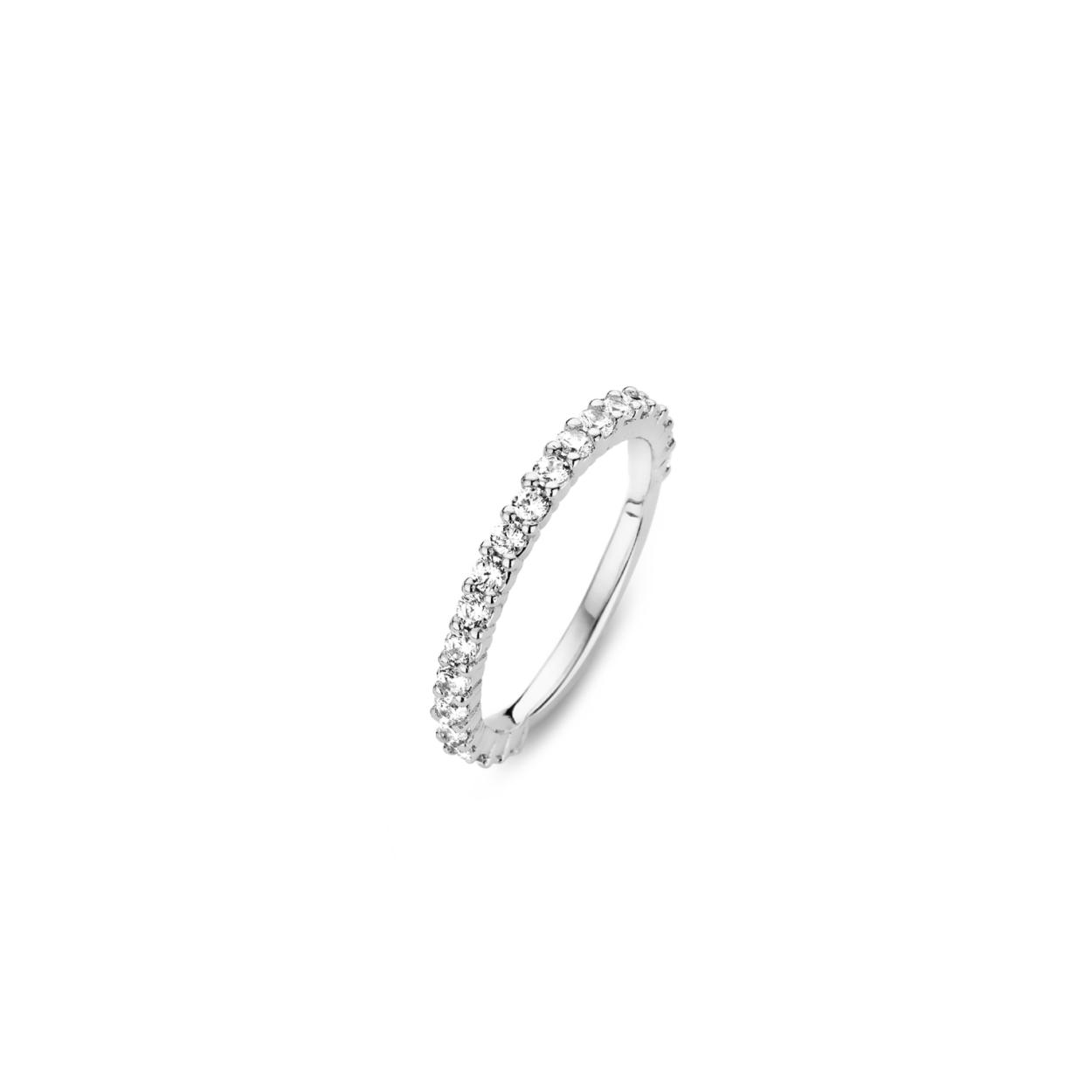 Moments Jewelry  zijn sieraden waar jouw sieradenkist niet zonder kan. De zilveren sieraden zijn gerhodineerd, of verguld in het ros� of geel goud. Wanneer gezet met stenen, is gebruik gemaakt van briljant geslepen zirconia's.