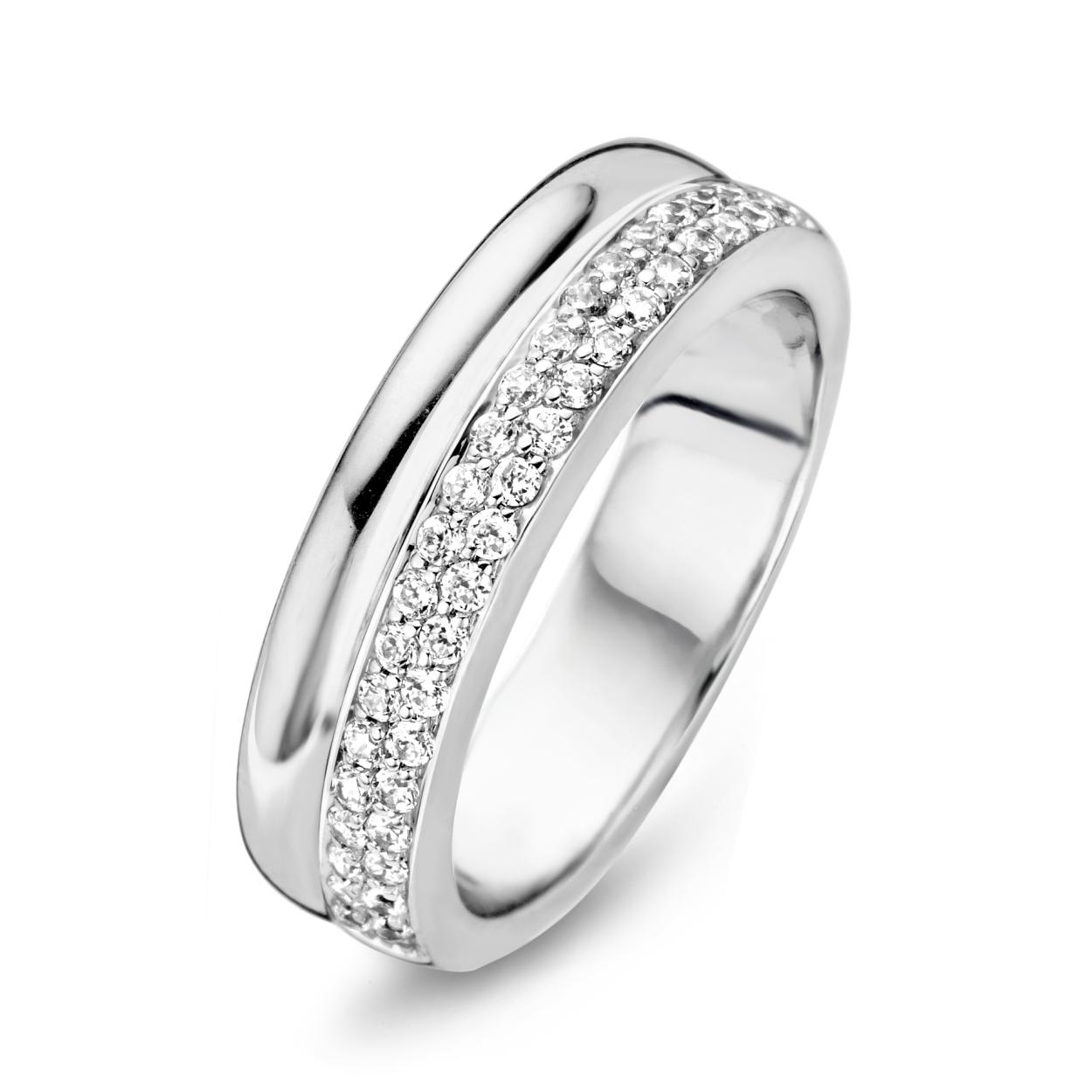 Momenst ring. Moments Jewelry  zijn sieraden waar jouw sieradenkist niet zonder kan. De zilveren sieraden zijn gerhodineerd, of verguld in het ros� of geel goud. Wanneer gezet met stenen, is gebruik gemaakt van briljant geslepen zirconia's.