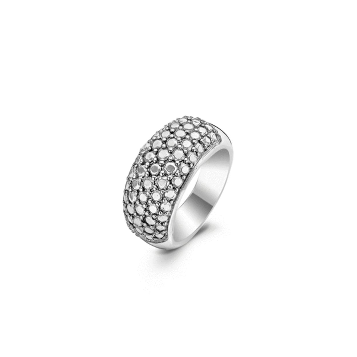 Het lijkt alsof deze elegante TI SENTO - Milano ring is gezet met vijf rijen stenen maar in werkelijkheid komt dit door het bijzondere ontwerp. Het oogt alsof de ring is ondergedompeld in zilver. De ring is echter geheel vervaardigd uit gerhodineerd sterling zilver. De gracieuze ring valt goed te combineren met verzilverde sieraden maar ook met vele andere sieraden volgens het TI SENTO Mix & Match concept.