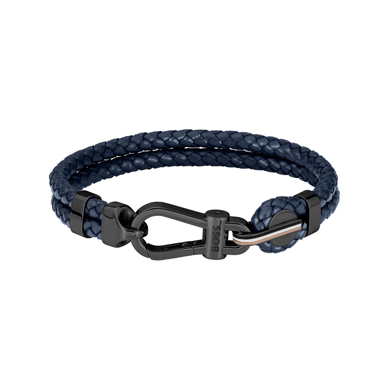 De Blauw lederen armband Hugo Boss biedt de perfecte combinatie van stijl en elegantie. Gemaakt van hoogwaardig roestvrij staal, heeft deze armband een lengte van 190 mm en een prachtige blauwe kleur. Draag deze armband als een subtiel en modieus accessoire bij zowel casual als formele outfits voor een verfijnde look.
