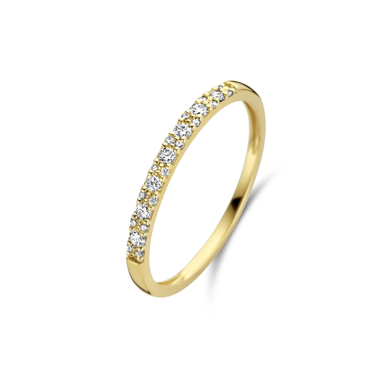 In deze fraaie ring van 14k geelgoud schitteren briljant geslepen diamantjes met een totaalgewicht van 0,17 karaat. De doorsnede van de band is 1,9 mm. Draag deze prachtige ring alleen of match hem met andere ringen uit onze collectie.