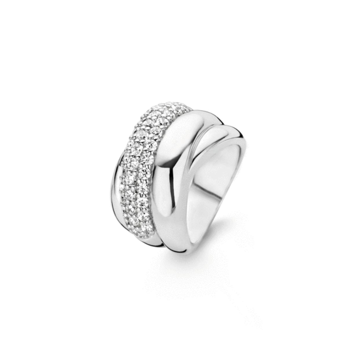Deze iconische TI SENTO - Milano ring is gemaakt van gerhodineerd sterling zilver en gezet met witte zirkonia's. De chique ring is opgebouwd uit verschillende banden. De bovenste band is met zirkonia geaccentueerd. De ring is perfect te combineren met een paar klassieke oorbellen uit de TI SENTO collectie.