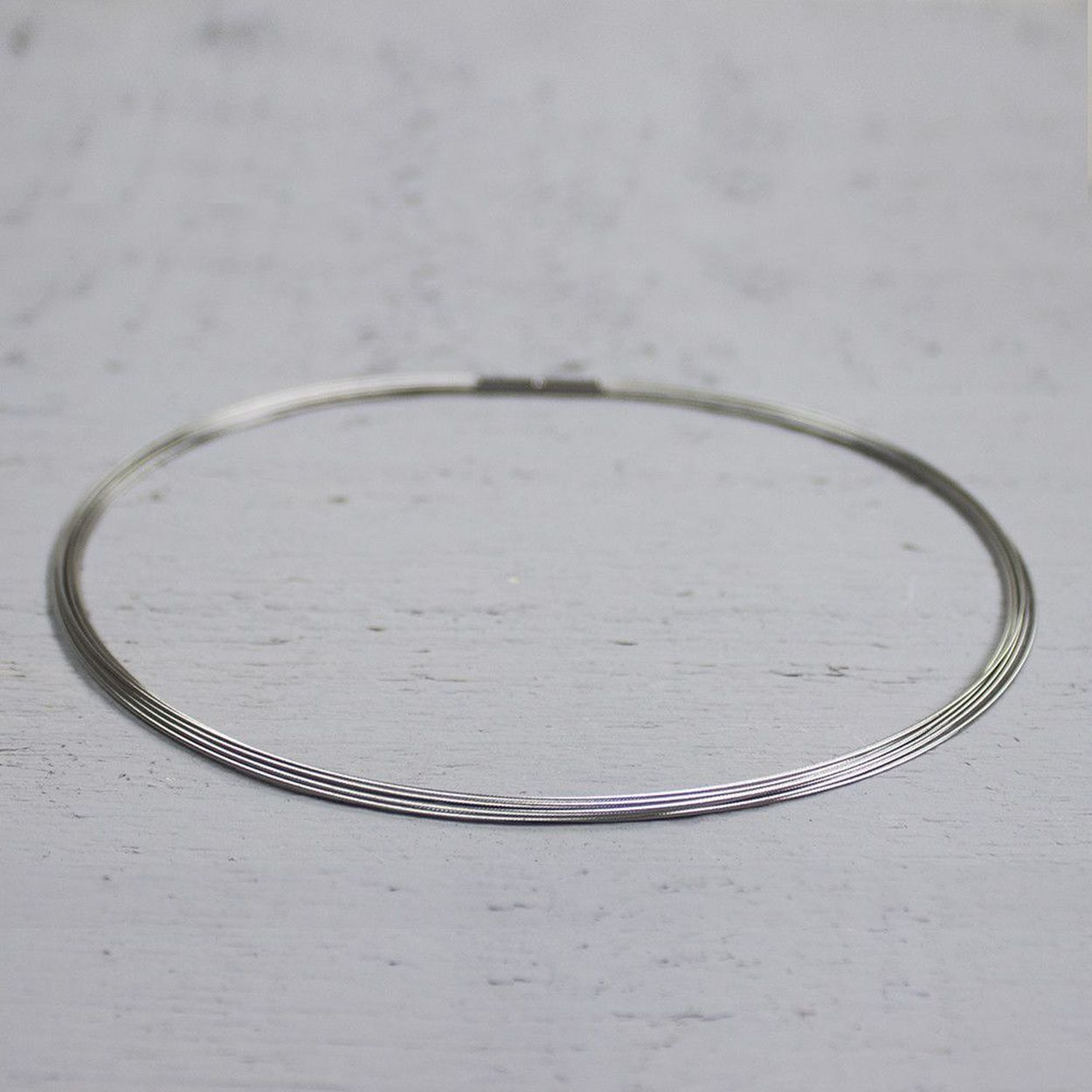 Basis-collier van edelstaal 10-draads met bajonetsluiting, deze is alleen nog verkrijgbaar in 42 cm. De 20135 is er wel in meerdere lengtes!