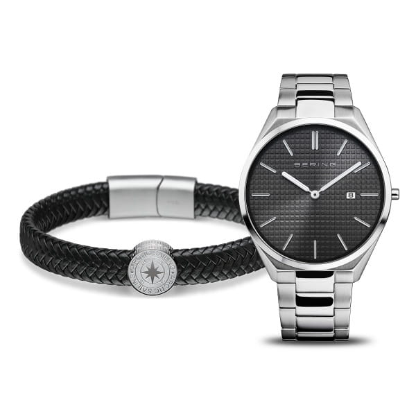 BERING heeft voor Vaderdag een stijlvolle geschenkset van horloge en armband samengesteld. Met een kasthoogte van slechts 5,5 mm is dit horloge een van de platste op de markt en maakt het indruk met zijn Deense design en minimalistische stijl.  Het horloge is gemaakt van hoogYesdig roestvrij staal en wordt beschermd door een krasbestendig saffierglas om de duurzaamheid te garanderen. De zwarte band van echt kalfsleer vult de eenvoudige elegantie van het horloge perfect aan en wordt afgerond met een klein maar belangrijk kompas van roestvrij staal.  Deze geschenkset is niet alleen een stijlvol accessoire, maar ook een trouwe metgezel in het dagelijks leven of op avontuurlijke reizen dankzij de robuuste en duurzame materialen.